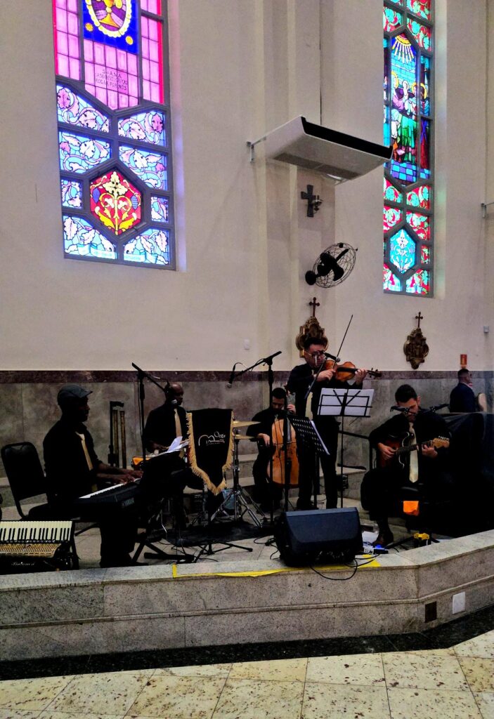 Músicos tocando durante cerimônia de casamento católico na igreja