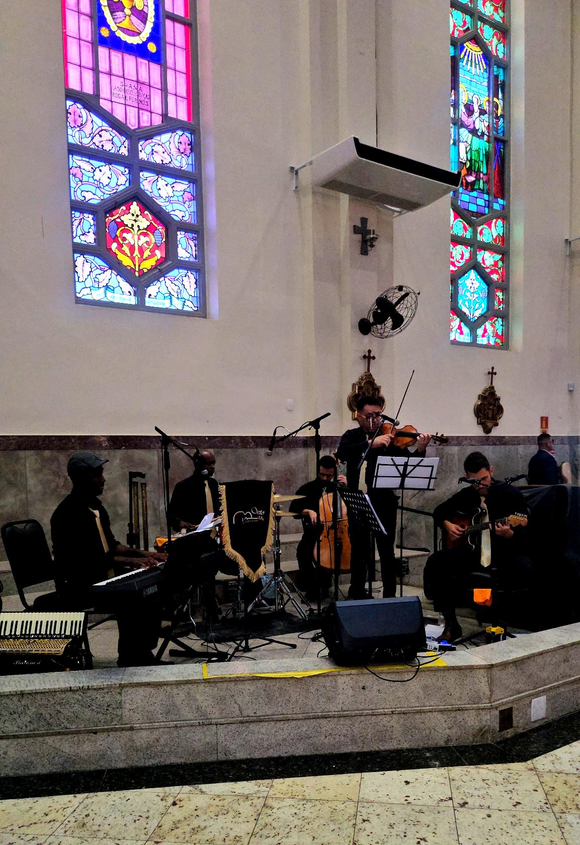 Músicos tocando durante cerimônia de casamento católico na igreja